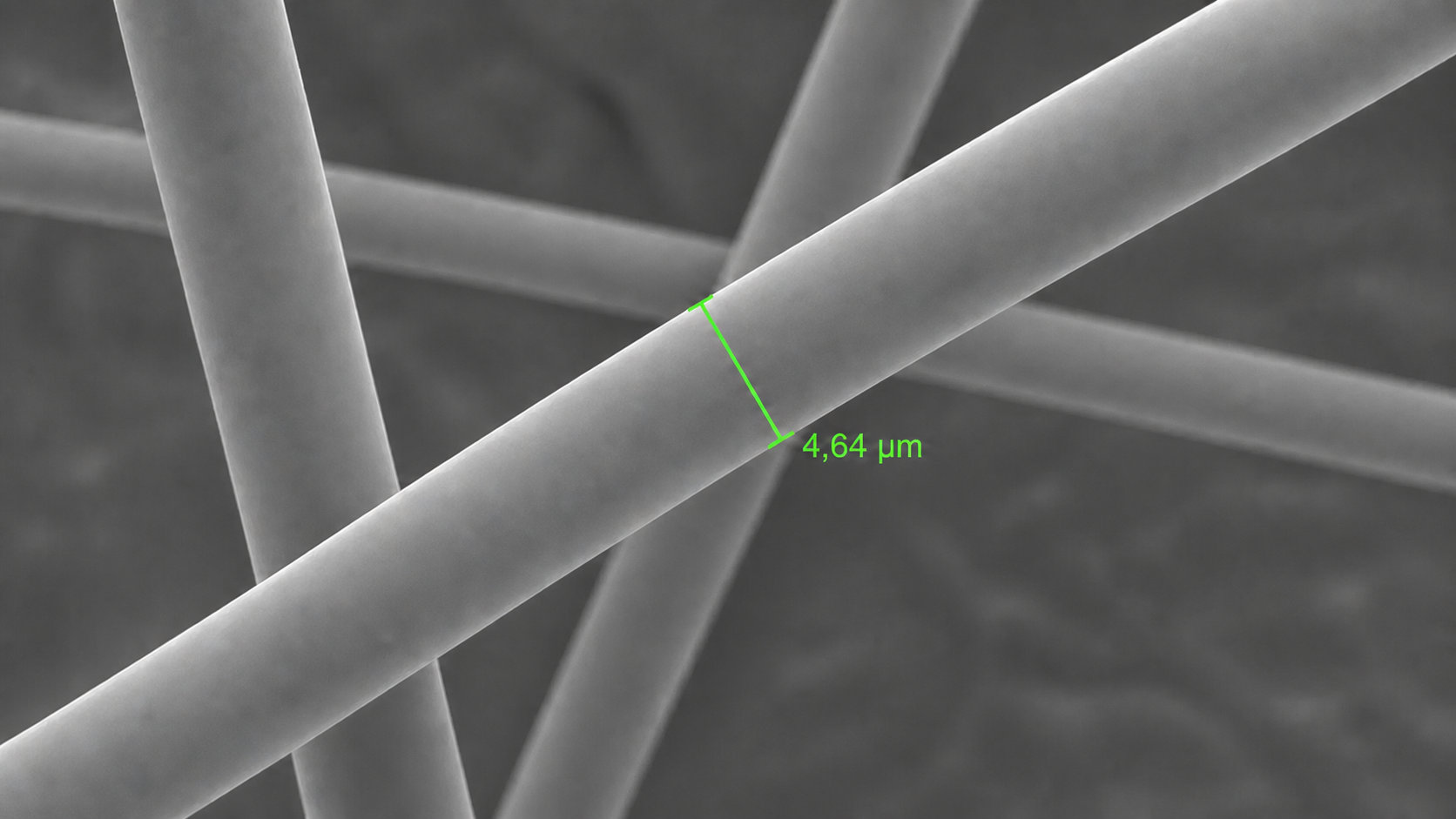 Micrografia SEM con misura del diametro di una fibra pari a 4,64 micrometri
